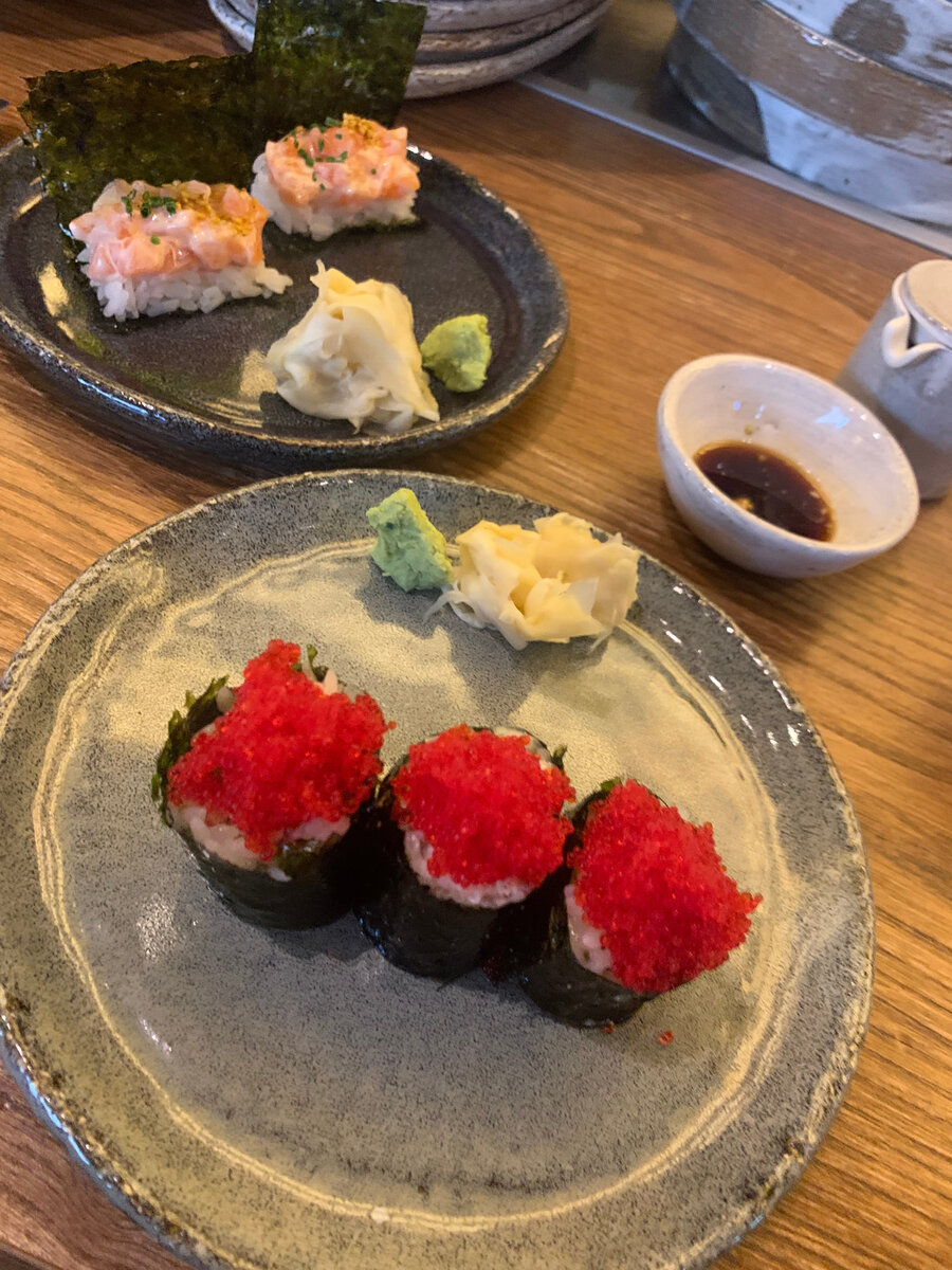 Открытый ролл с лососем (2 шт.) за 680 руб. и ролл «краб, авокадо, тобико» (2 шт.) за 950 руб. принесли одновременно, они были действительно вкусными, но 4 шт. роллов за 1600 руб. по мне дорого. Я не знаю, какой вкус меня бы убедил, что это справедливая цена. Да вкусно, да качество, но..