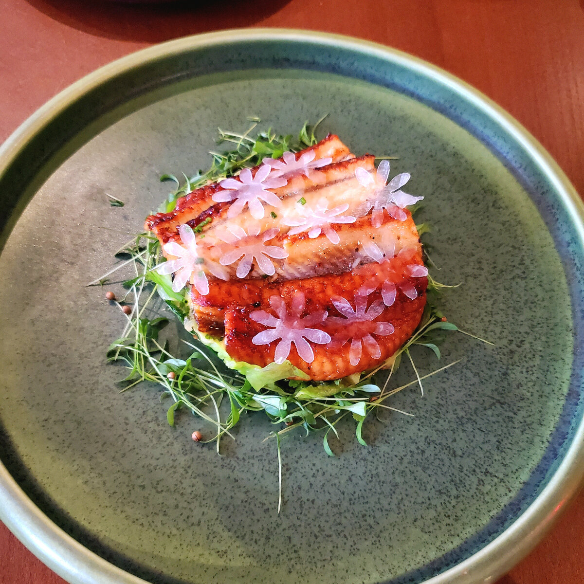 Салат с копчёным угрем и маринованным дайконом 750р