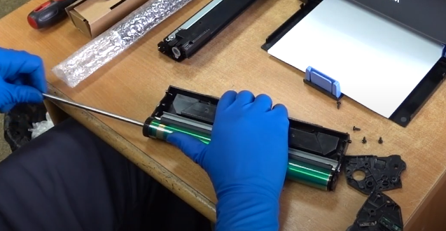 С этой стороны нужно заводить ось после установки нового фотобарабана