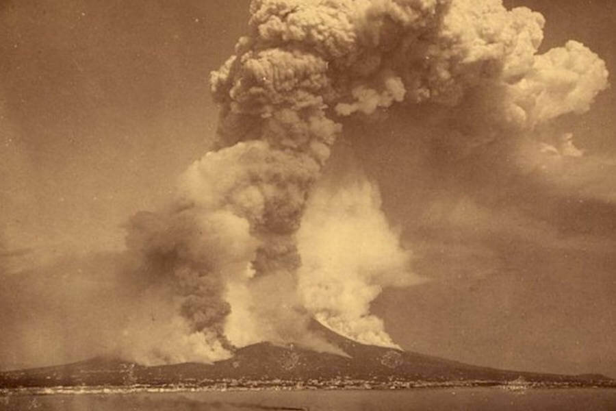  Индонезийский вулкан Кракатау по праву считается одним из самых опасных в мире. Самое страшное извержение Кракатау произошло в 1883 году. Тогда мощь вулкана ощутили все жители земного шара.