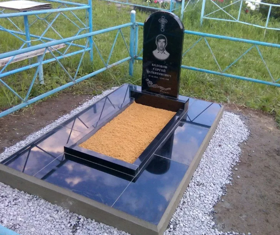 Какой лучше ставить памятник. Памятник гранитный 80 40. Памятник из черного гранита. Могила из гранита
