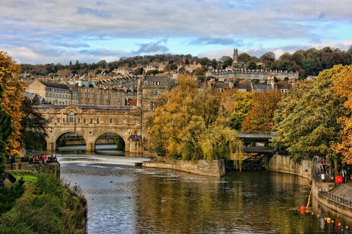 Виды городка Бат в Англии, на фоне которых происходят убийства. Источник traveltimes.ru