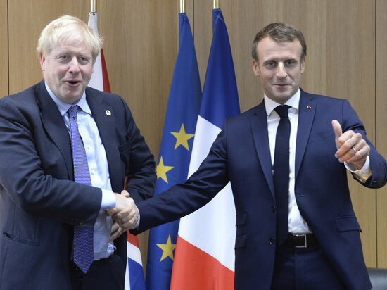     Борис Джонсон и Эммануэль Макрон. Фото: AP.