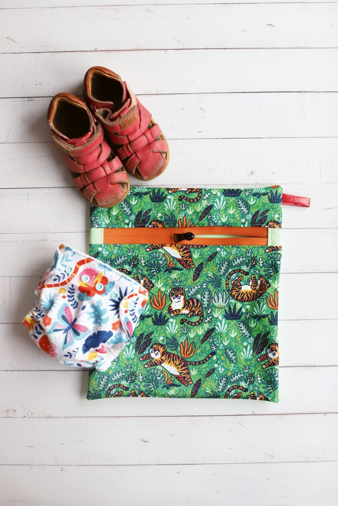 У этого мешка водонепроницаемая застежка. Если хотите, можете использовать такую же. Источник фото: https://blog.bernina.com/de/2022/08/nasstasche-naehen-wetbag-anleitung/