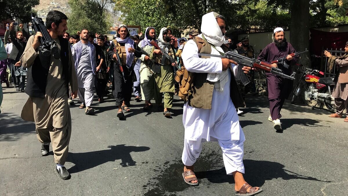    Боевики Талибана* на улице Кабула© AP Photo / Wali Sabawoon