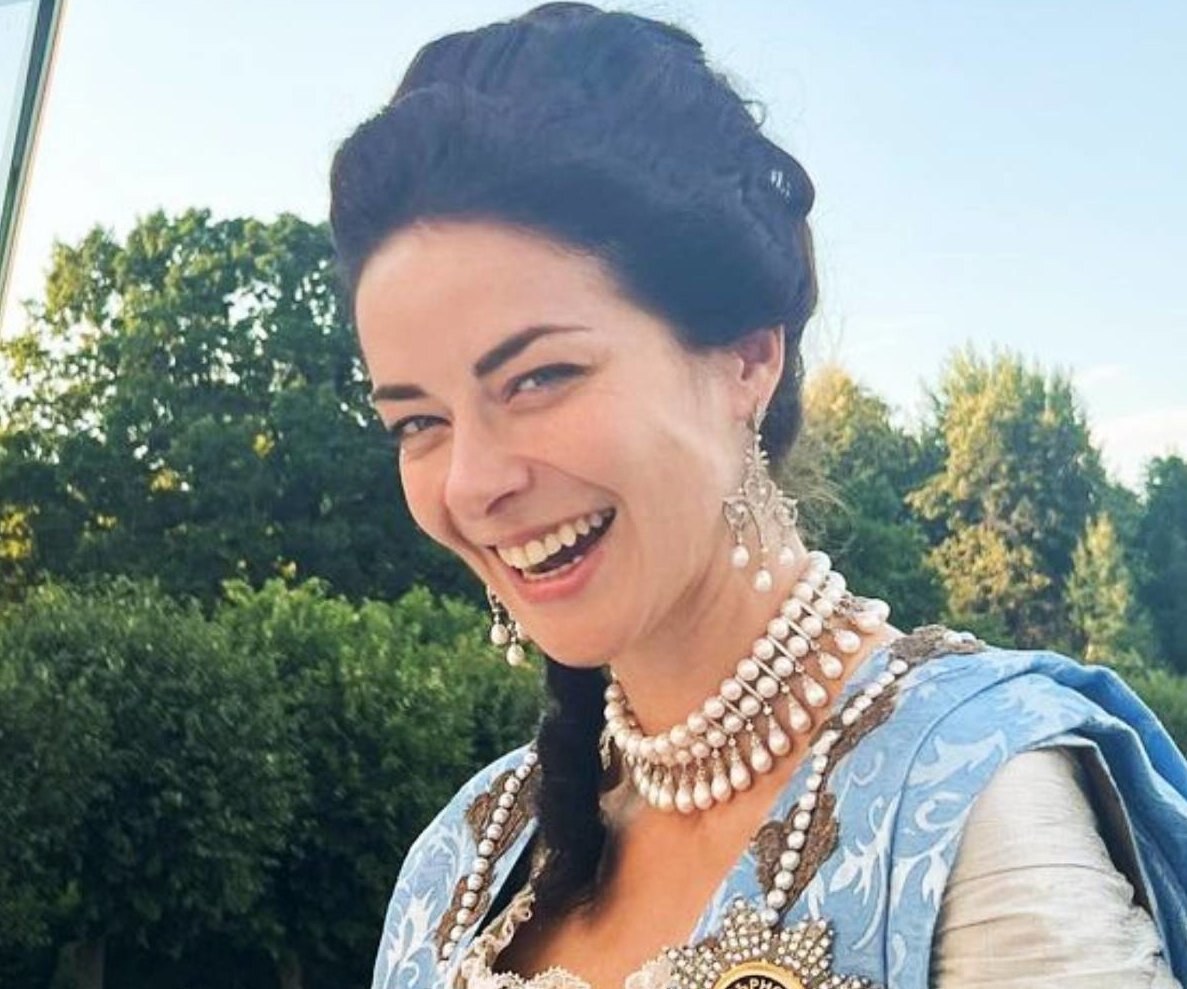     «На мне сорочка, три юбки, корсет, платье и шлейф»: Марина Александрова страдает в наряде императрицы в жару