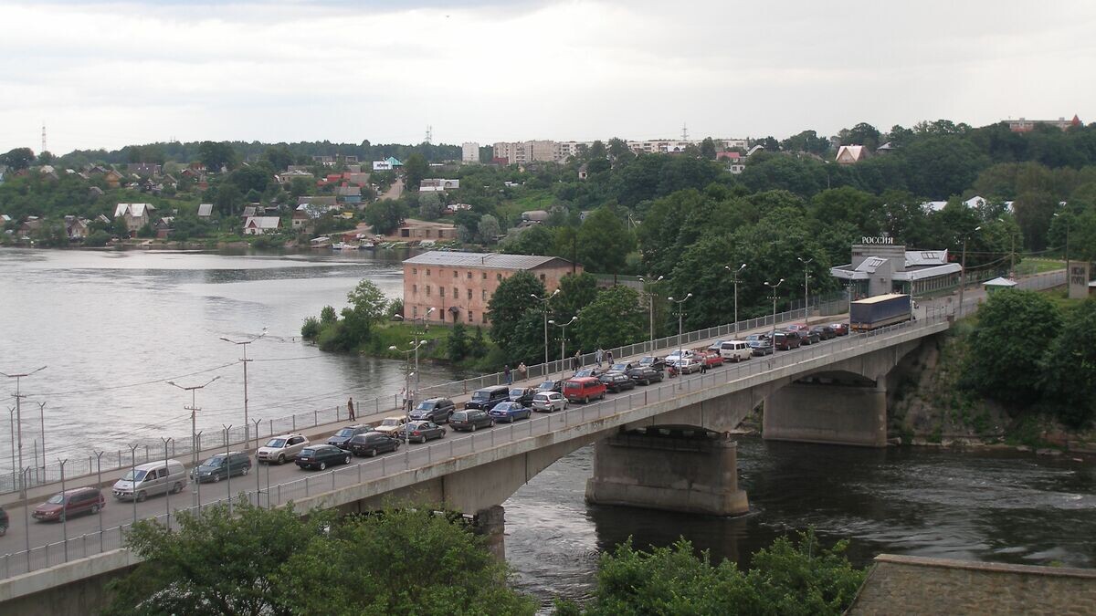    Пограничный мост на реке Нарва между Нарвой и Ивангородом© Фото : Hannu