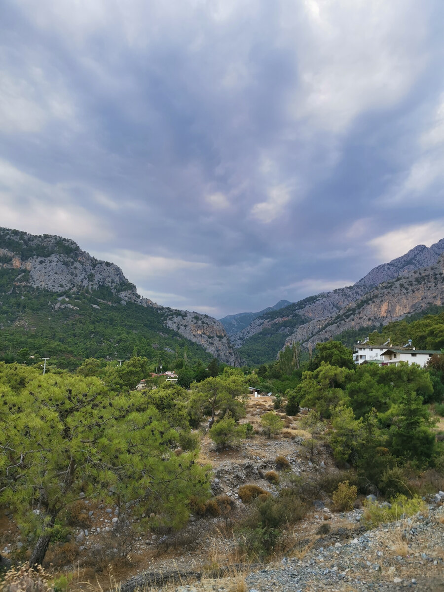 Вид на ущелье и реку со стороны моря