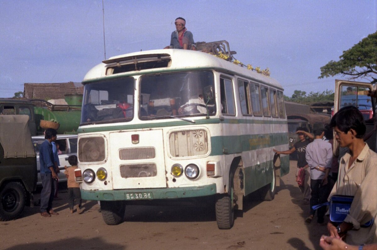 Фотографии 1990 года с советскими автобусами в Камбоджи: ПАЗы, ЛАЗы и даже  Кубань | Все о грузовиках – Trucksplanet | Дзен