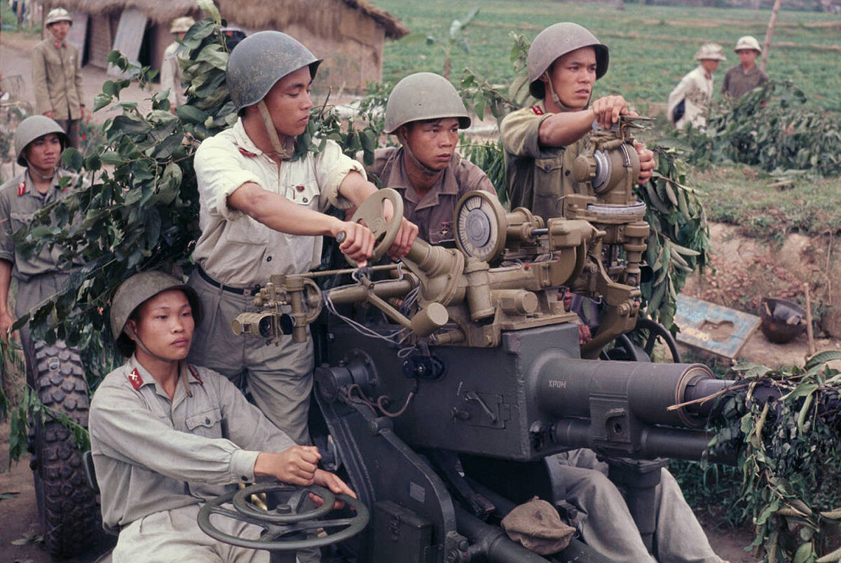 Расчет бойцов Вьетнамской Народной армии у 37-мм зенитного орудия 61-К советского производства. Северный Вьетнам, вторая половина 1960-х годов