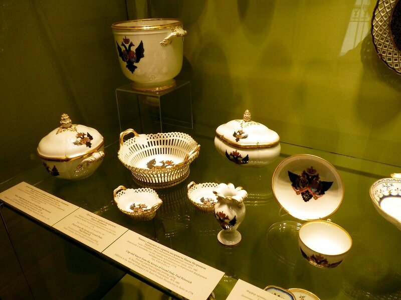 Фото из собрания музея Императорского фарфорового завода в Санкт-Петербурге. Некоторые из предметов Берлинского сервиза, а также поздние дополнения 1790-х годов (например, большое блюдо с изменённым декором). Фото взято из свободного доступа в интернете.