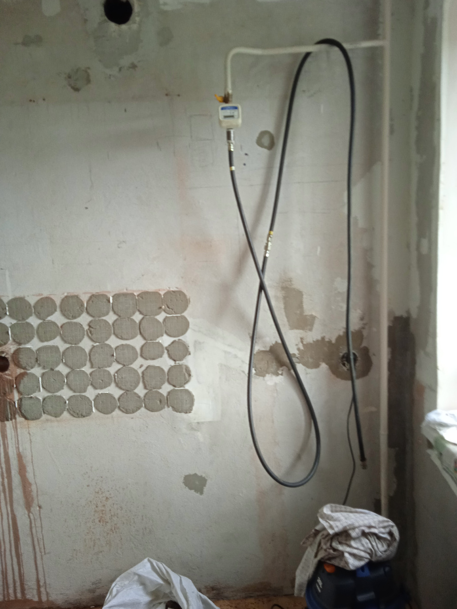 Подводка газовой трубы огонь. Мне кажется газовщики всегда угорают над жильцами.