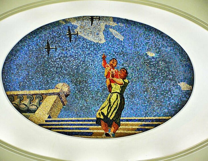       Мозаика В.Фролова по эскизам А.Дейнеки на станции метро Маяковская, 1938 год