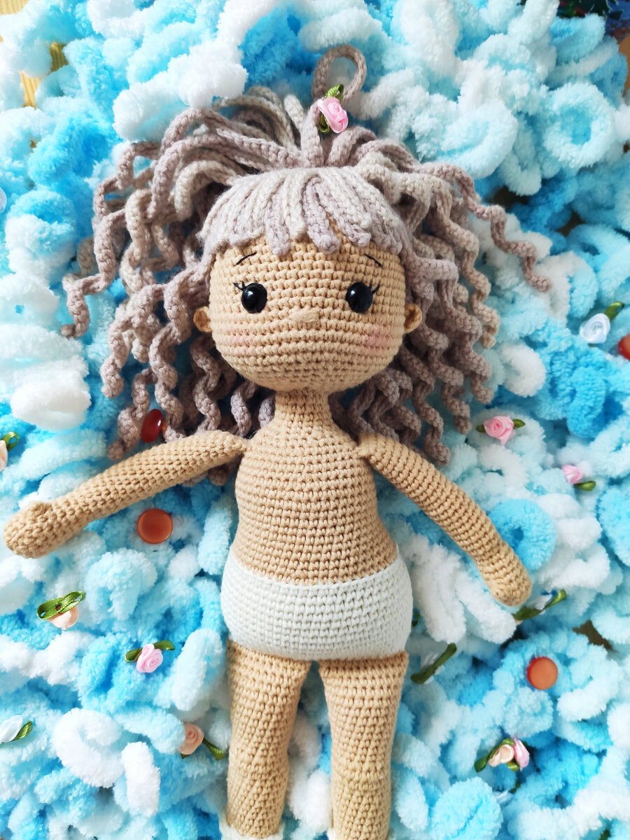 Первая Ксюша. Пряжа Alize Puffy послужила отличным реквизитом)