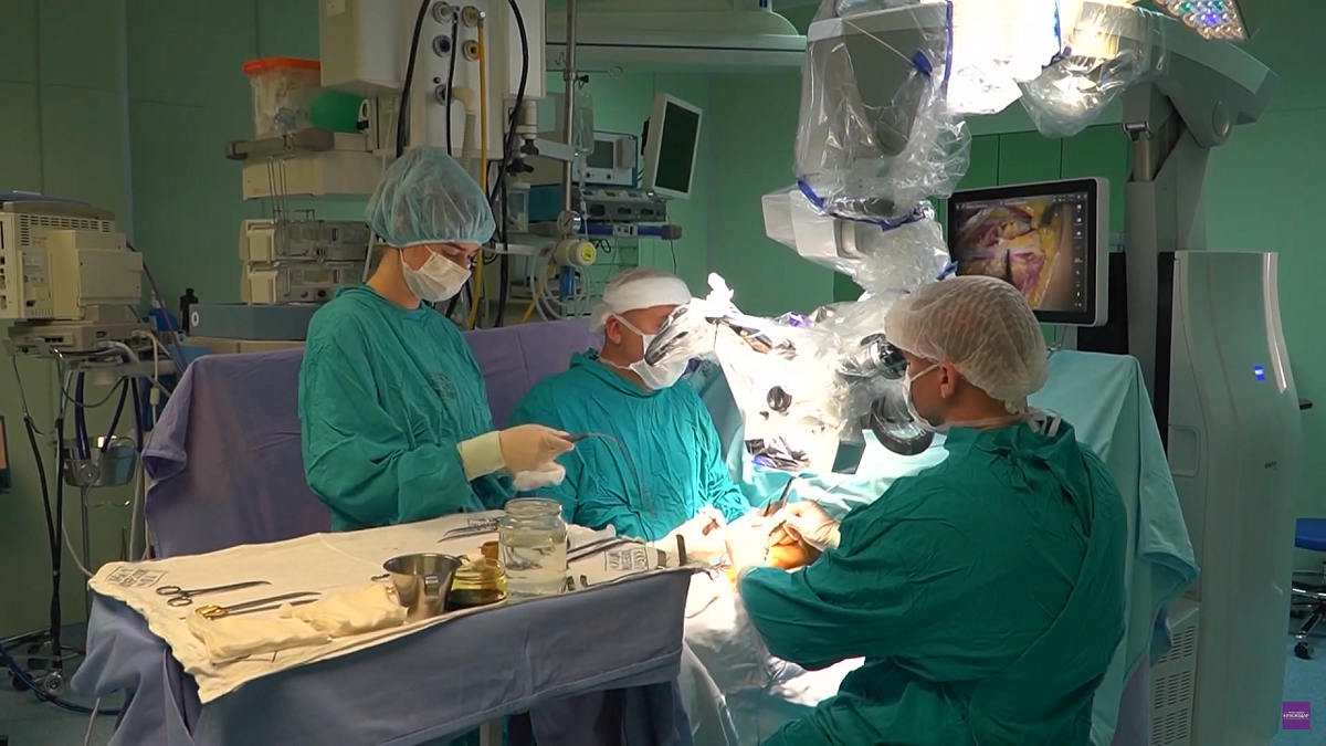    Краевая клиническая больница № 1 получила уникальный современный медицинский микроскоп. Фото: Телеканал «Краснодар»