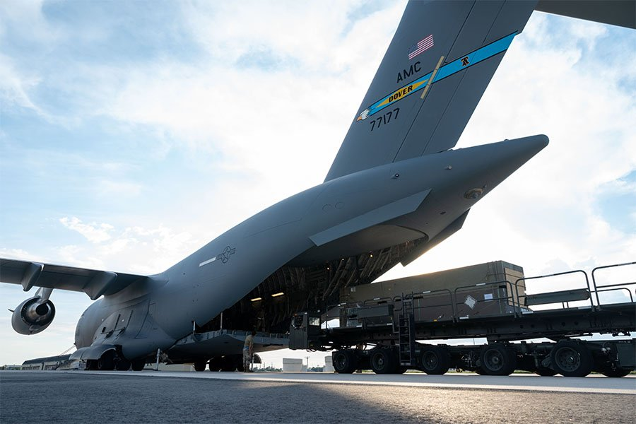 Груз оружия из США, направляющийся в Украину, загружается на C-17 Globemaster III - Фото: Zuma\TASS