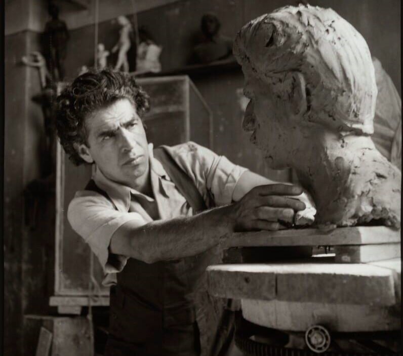 Николай Никогосян в своей студии в Ереване, 1957. Фото © Ида Кар / National Portrait Gallery, London