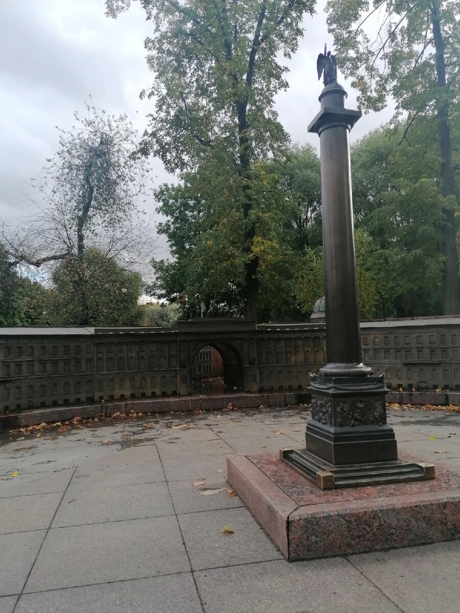 Никогда не видел дворцовую площадь пустой. Будто наступил апокалипсис, не иначе. 