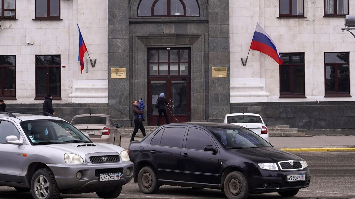    Флаги ЛНР на здании Народного Совета города Луганска© РИА Новости / Максим Захаров