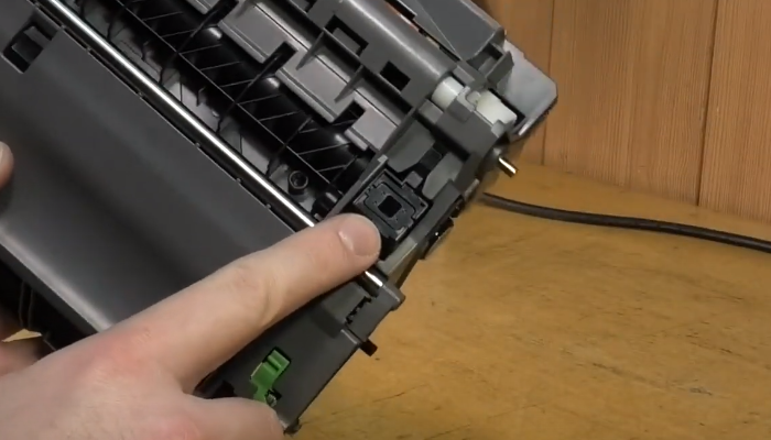 Фото 8. Выкручиваем винты, указанные стрелками