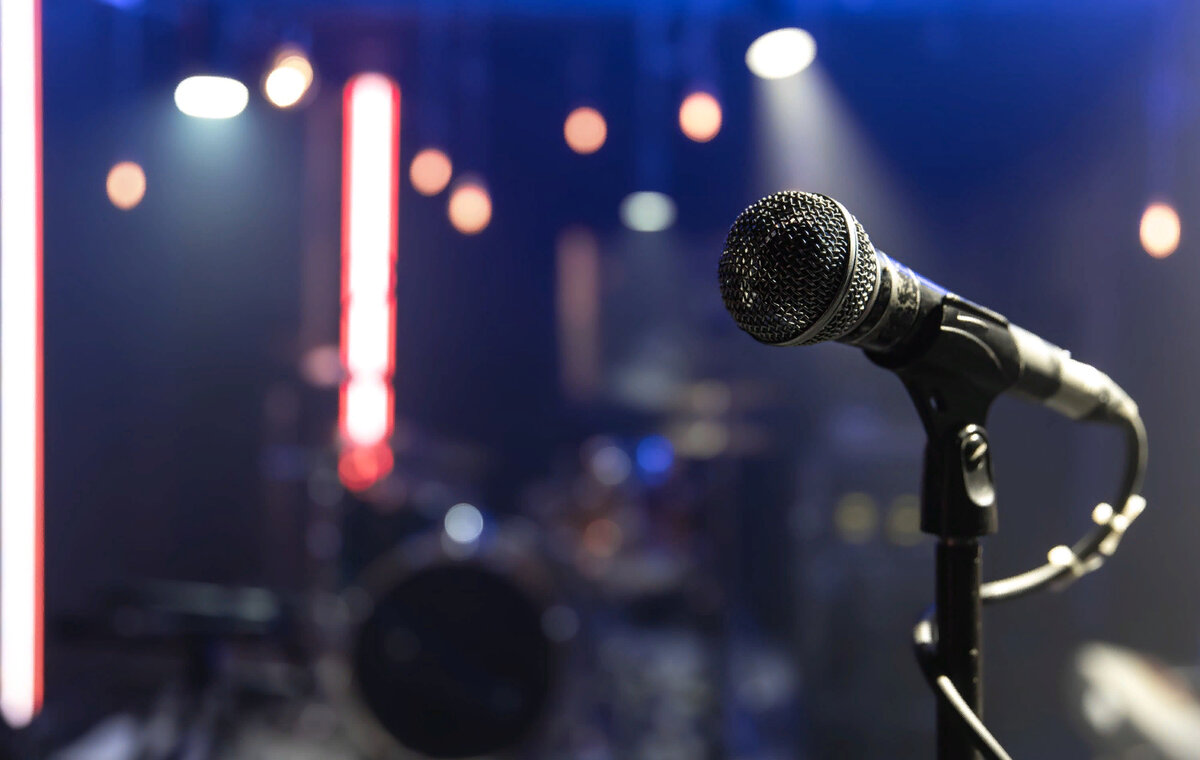 https://ru.freepik.com/free-photo/close-up-of-a-microphone-on-a-concert-stage-with-beautiful-lighting_13838673.htm#query=сцена&position=12&from_view=search