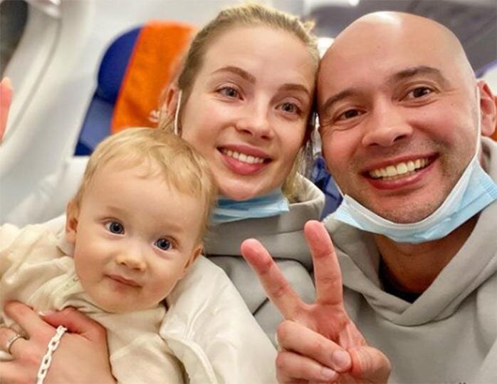 Андрей Черкасов с женой и ребёнком