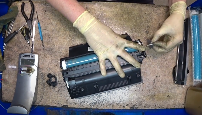 Фото 29. Протираем ролик заряда жидкостью ELP