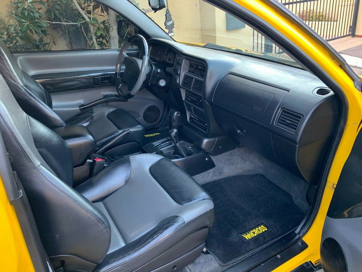 В салоне были установлены сидения Recaro Trend и спортивный руль Momo