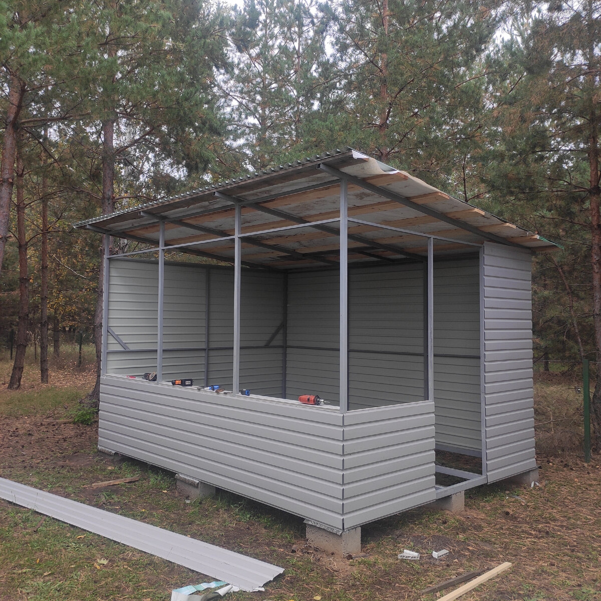 Продолжаем зашивать стены. Нижний ярус готов. Верхний оставим на утро.