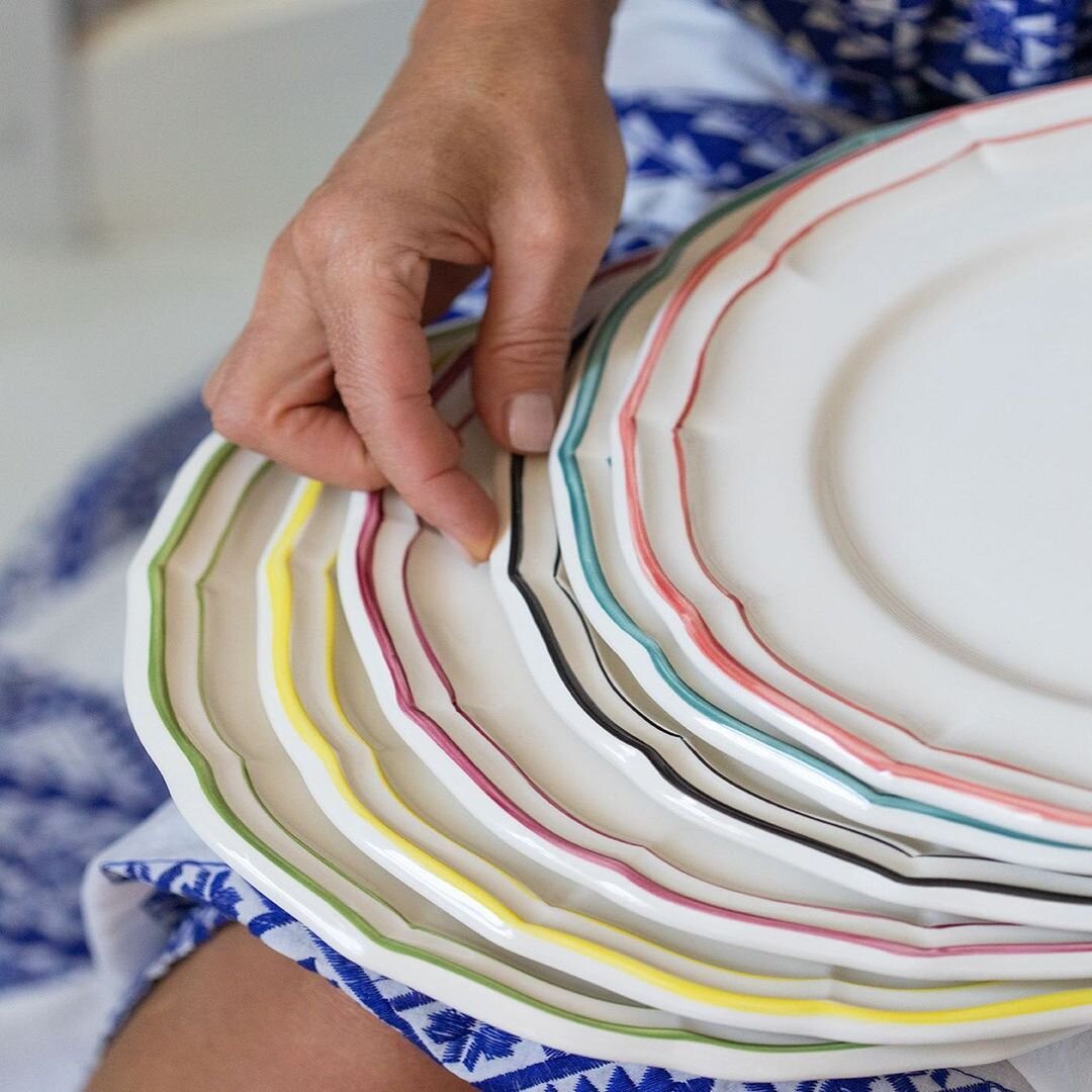 Коллекция Les Filets color . Предметы коллекции выполнены в форме «Coquille» (Ракушка), с нанесенной вручную цветной каймой по борту. 