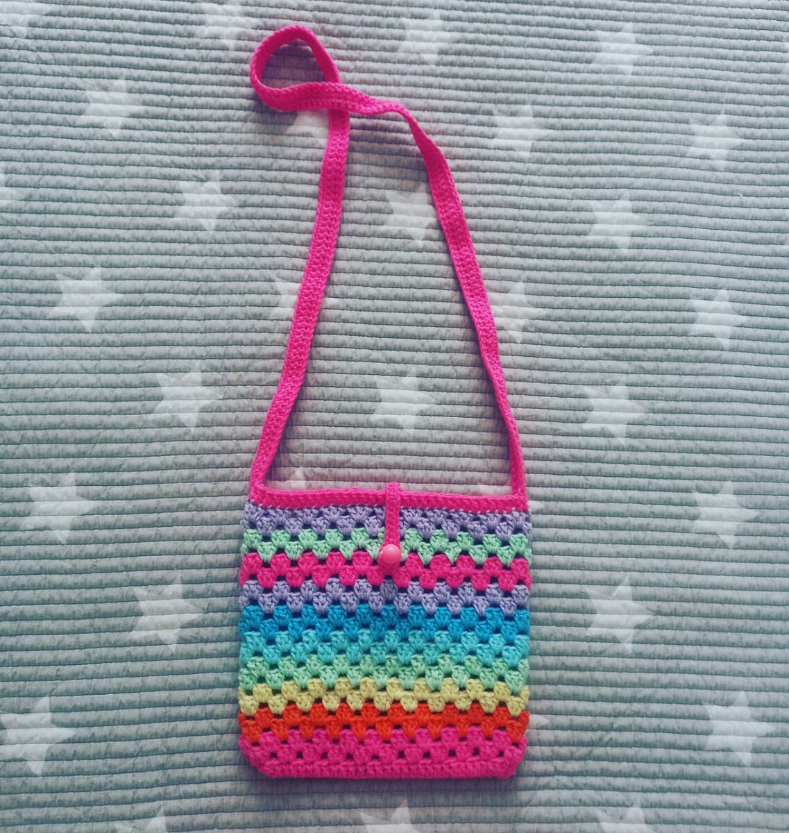 Здесь тот же принцип,  но добавила застежку и третий ряд на ручке.