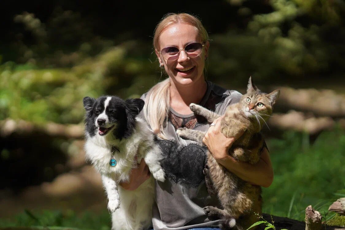 Юлия и ее питомцы Ксеня и Мася. Взгляд Ксени заслуживает отдельного внимания)))