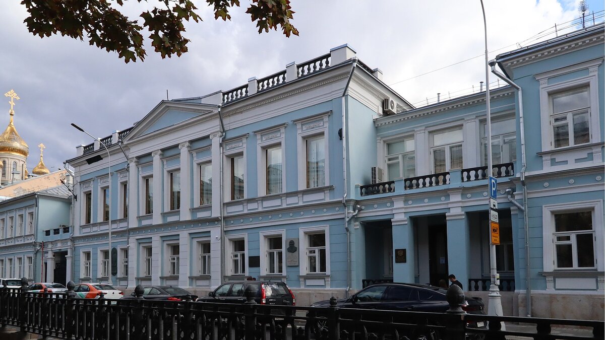 Дом братьев Фонвизиных — дом в Москве по адресу: Рождественский бульвар, дом 12/8, строение 1. Фото 2022 года 