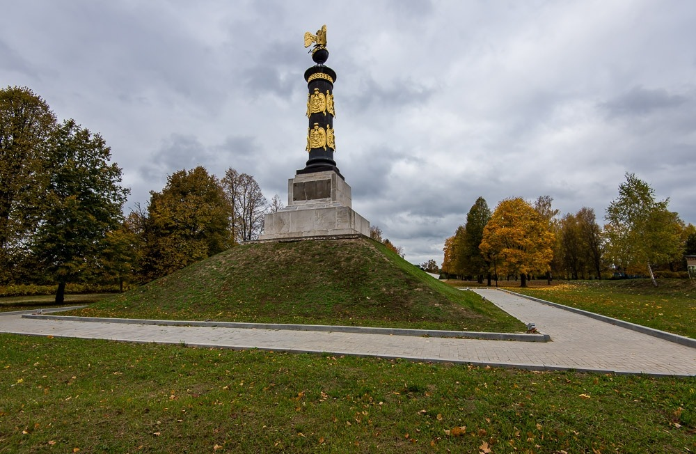 Тарутино монумент 1812. Тарутино памятник 1812. Тарутино Калужская область памятник 1812. Монумента русской воинской славы Тарутино.