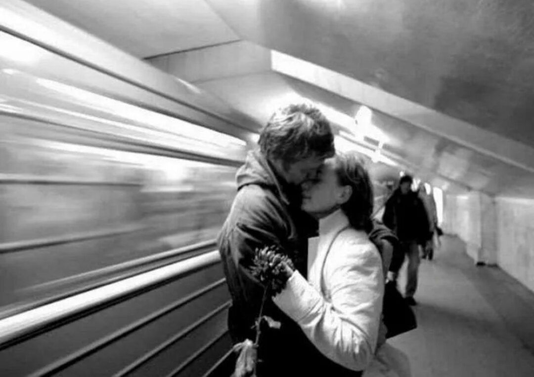 Поцелую на прощанье мы встретимся дома. Вокзал для двоих. Парень и девушка на вокзале. Поцелуй в метро. Встреча влюбленных.