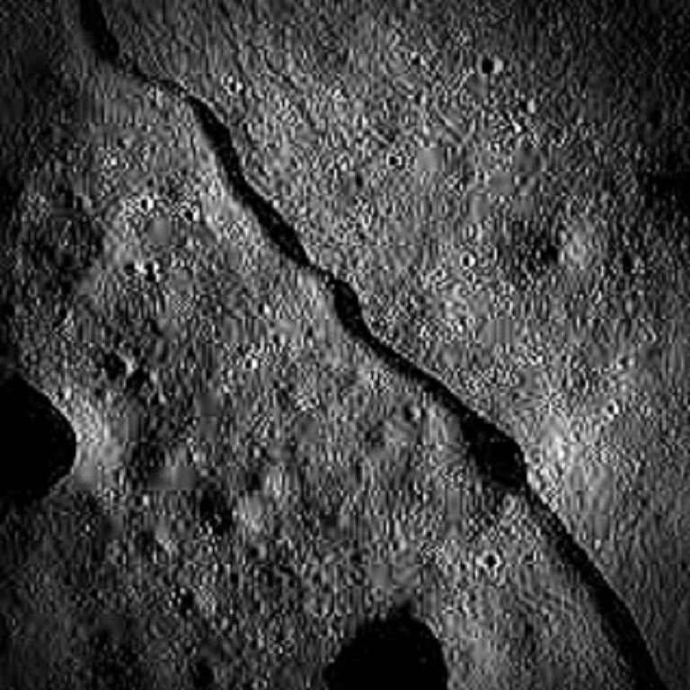 Раздвоение Луны. Луна раскололась на две части. Снимки зонда титана. LRO.