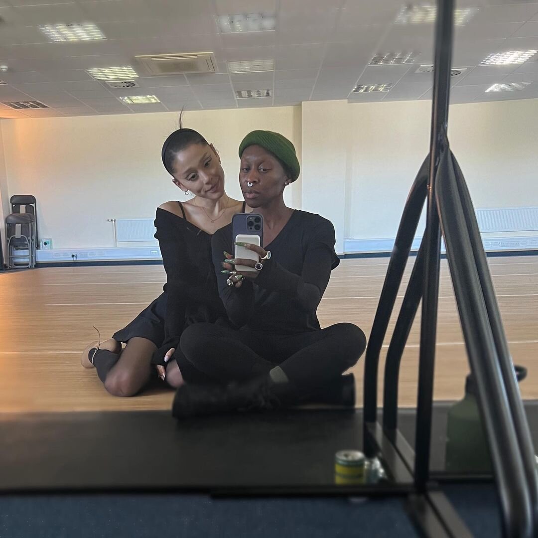     Ариана Гранде с подругой