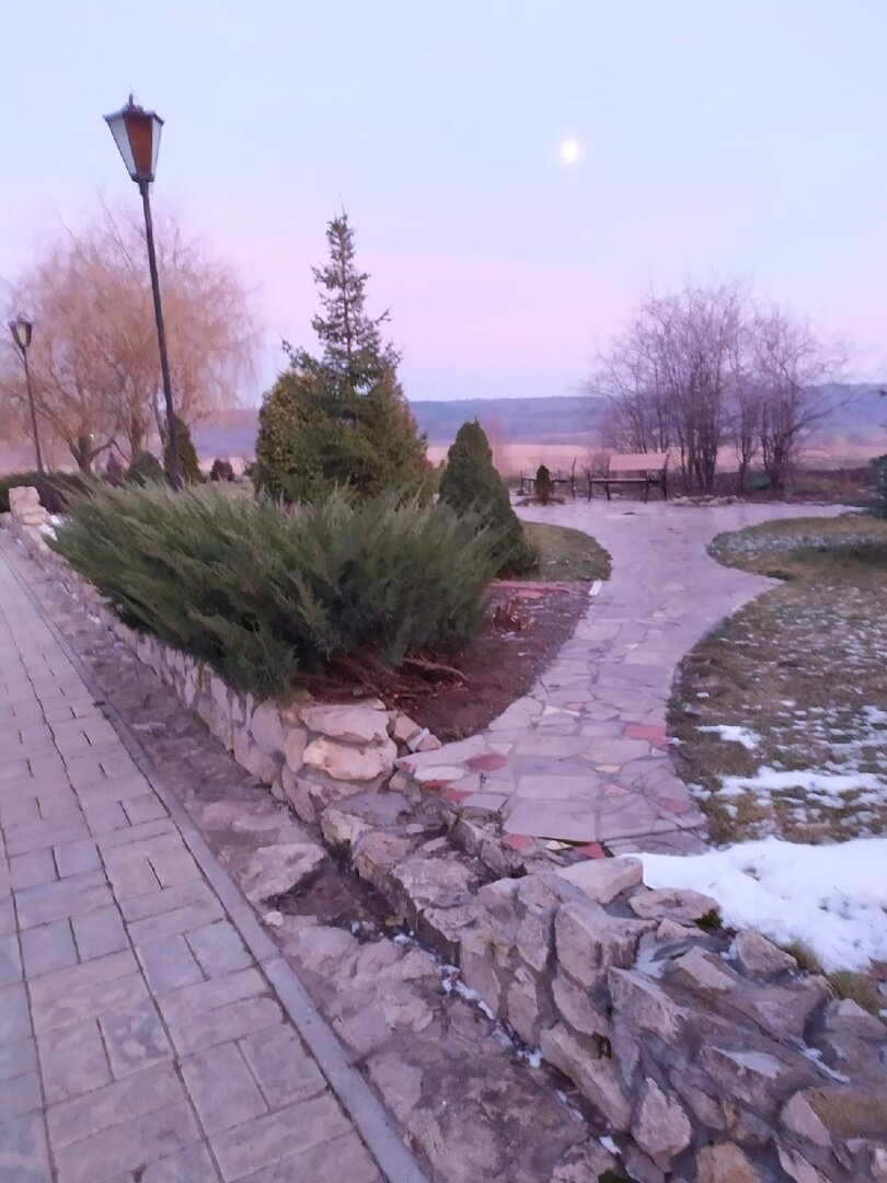 Сиреневые сумерки в монастыре 