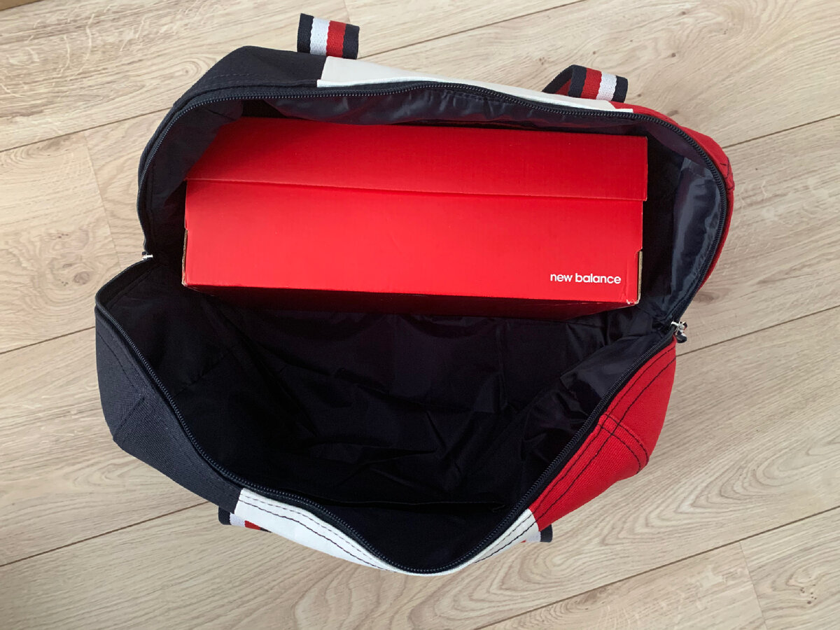 Эта самая маленькая сумка, влезает обувная  коробка и ещё остаётся место)