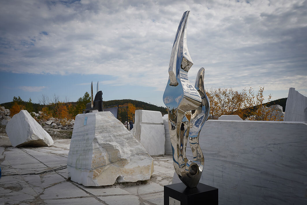 Выставка скульптур Жигжита Баясхаланова на мраморном карьере. Фото Бориса  Слепнева