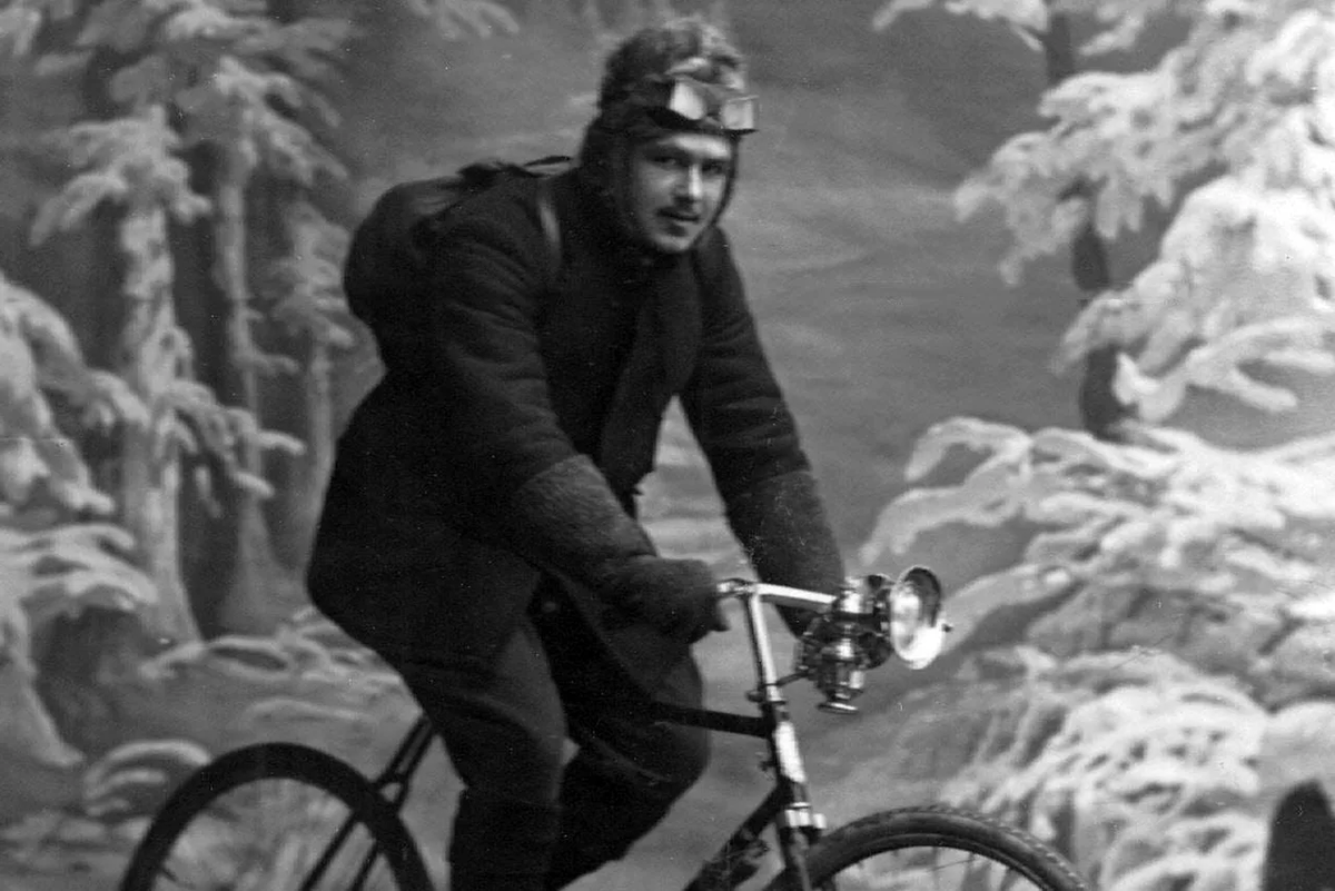 Совершить в начале 19-го века кругосветное путешествие, без всяких материальных затрат, да еще и на велосипеде – это заслуживает того, чтобы знать о человеке, на такое способном.