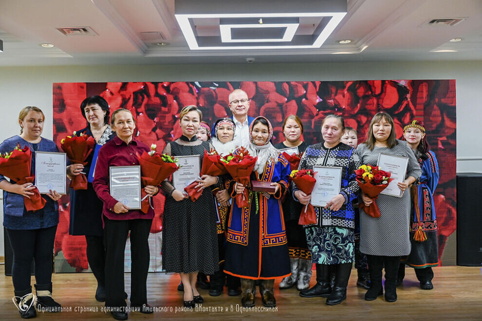    Новости ЯНАО: на Ямале наградили многодетных мам, в Ноябрьске назвали имена лучших наставников в физкультуре и спорте, в Салехарде ремонтируют лыжную базу