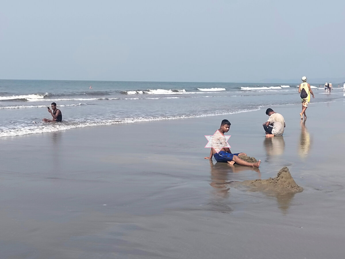 По правилам ДЗЕН на данную публикацию было наложено ограничение. Нельзя публиковать фото людей без одежды. Это может грозить блокировкой канала без предупреждения((( Пририсовала мужчине маечку, проверим ситуацию. Что я буду делать в такой ситуации со всеми остальыми своими пляжными историями - вот вопрос((((