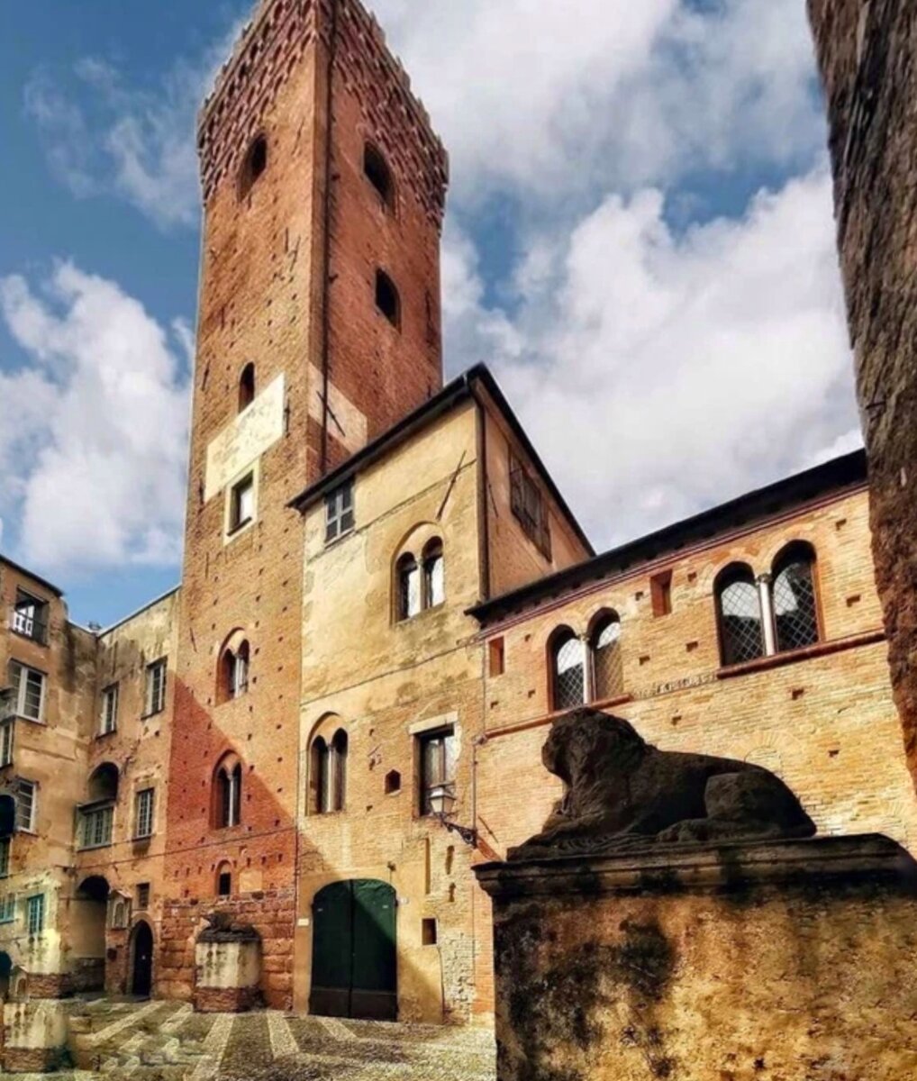 Центр исторической части Альбенги. Площадь львов