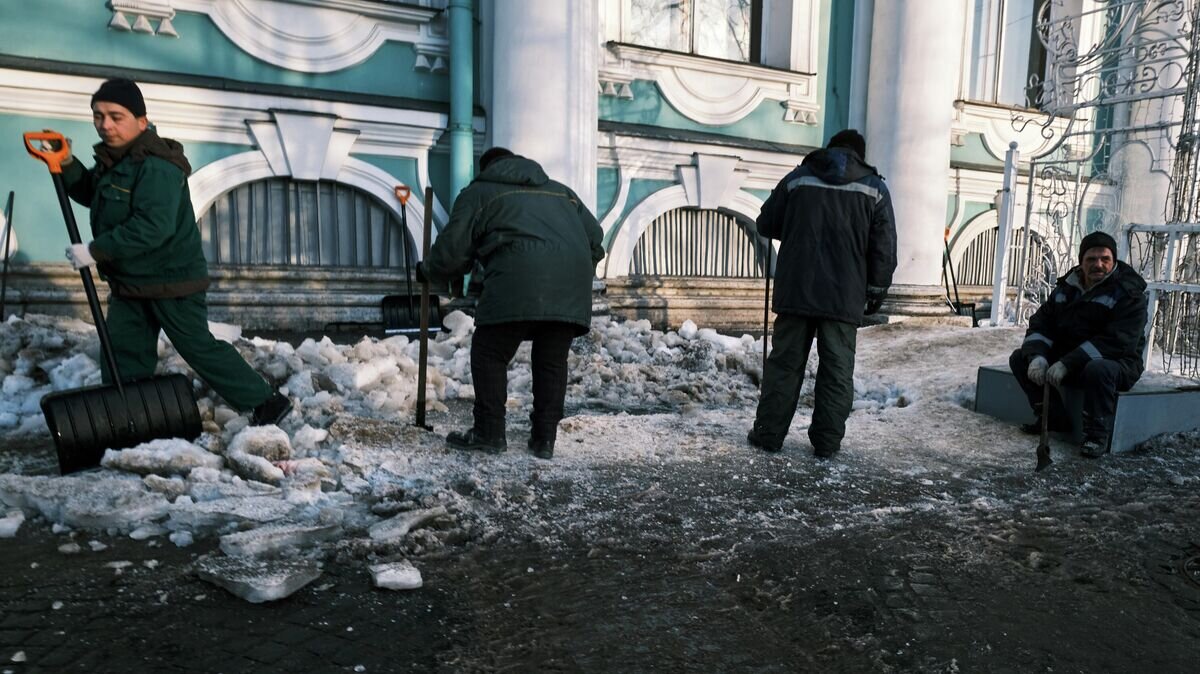    Дворники расчищают тротуар от наледи около Государственного Эрмитажа© РИА Новости / Алексей Даничев