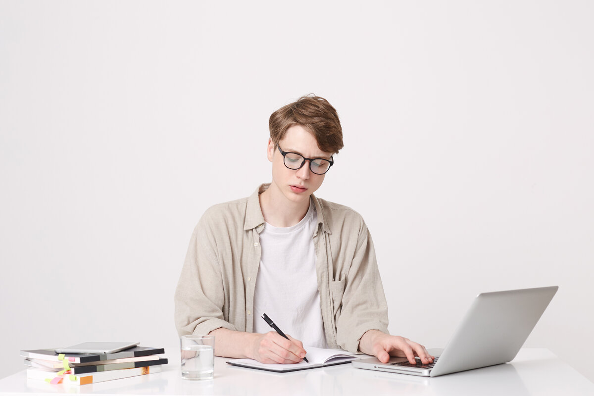 https://ru.freepik.com/free-photo/portrait-of-serious-young-man-student-wears-beige-shirt-and-spectacles-writing-and-study-at-the-table-using-laptop-computer-and-notebooks-isolated-over-white-wall_10625810.htm#query=%D0%9C%D1%8B%D1%88%D0%BB%D0%B5%D0%BD%D0%B8%D0%B5&position=3&from_view=search&track=sph