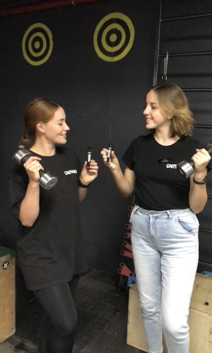 я слева в "платье"