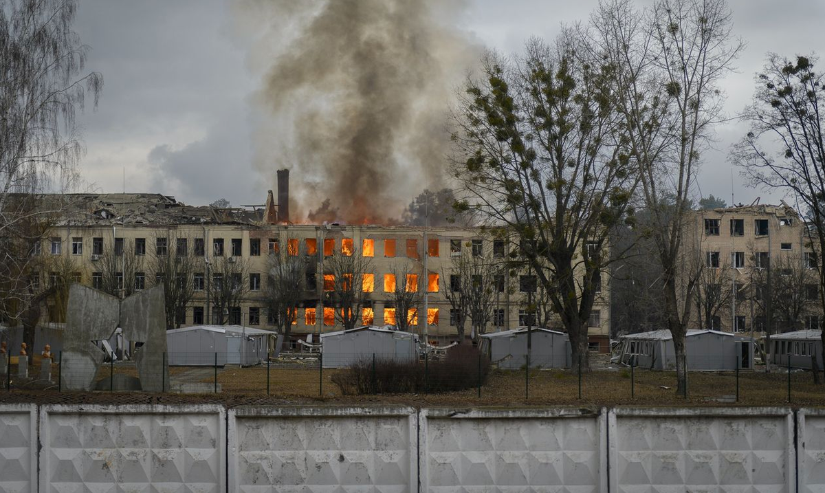 Военная база, поражённая ракетой в Броварах, Украина, 24 февраля 2022 года, в первый день российского вторжения
© КРИСТОФЕР ОККИКОН ДЛЯ WSJ