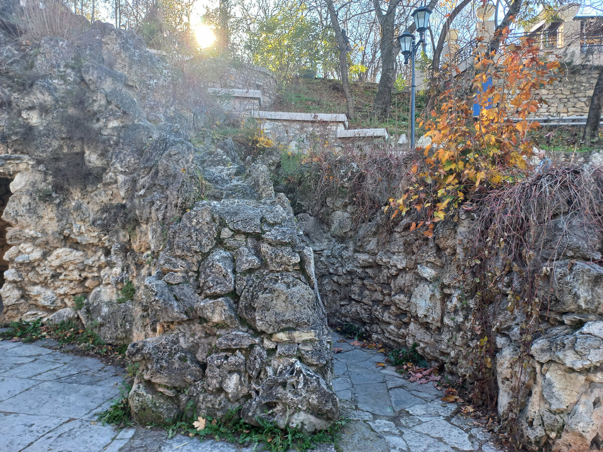 Даже если бы это туристическое место в Пятигорске не связывали с именем Лермонтова, оно все равно было бы популярно у туристов. Потому что красивое у него не только название, но и само это место.-2