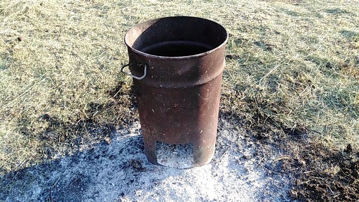 Немного модернизированная бочка помогает избавляться от растительного мусора и получать удобрение в виде золы